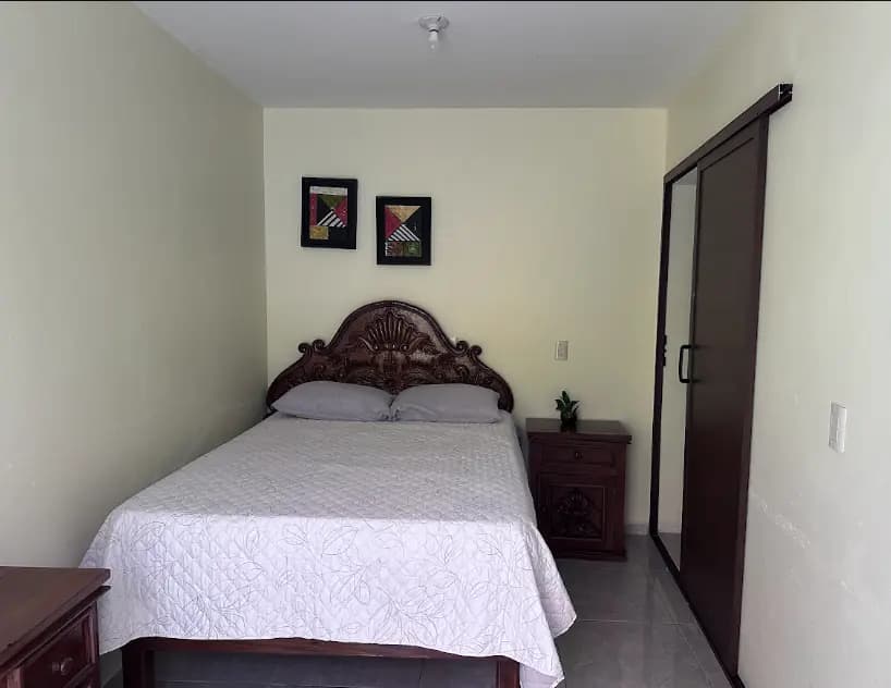 recámara con cama matrimonial